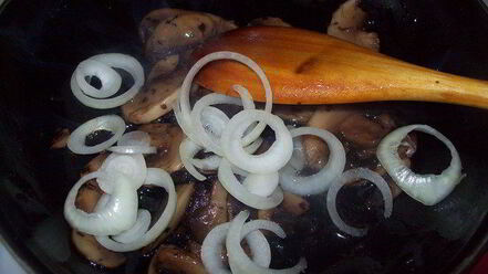 Рецепт сметанного омлета с грибами