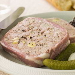 Рецепт Паштета из свинины с беконом и ветчиной по-деревенски