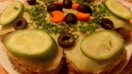 Рецепт блинного тортика с печенью и шпинатом