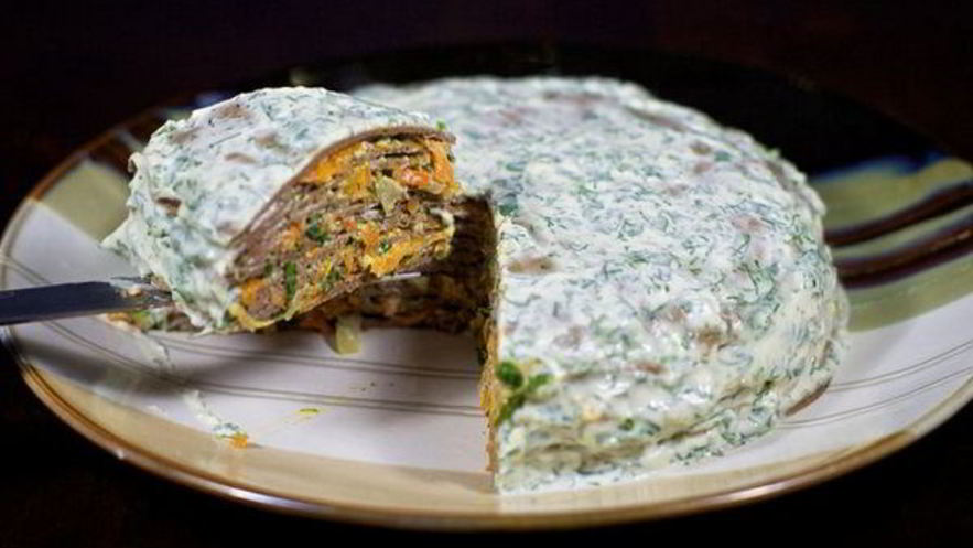 Рецепт праздничного торта из куриной печени с овощами