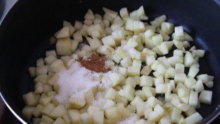 Рецепт блинных роллов с яблоками под безе