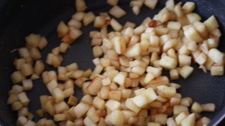 Рецепт блинных роллов с яблоками под безе