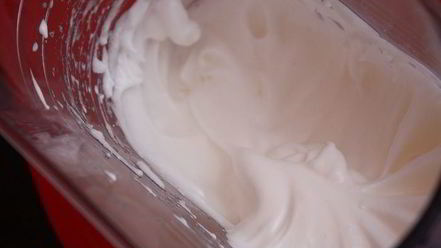 Рецепт блинных роллов с яблоками под безе