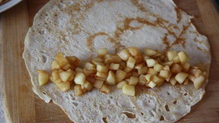 Рецепт блинных роллов с яблоками под безе