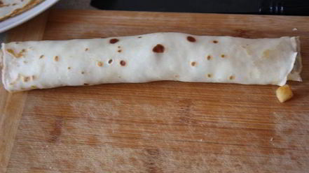 Рецепт блинных роллов с яблоками под безе