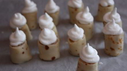 Рецепт блинных роллов с яблоками под безе