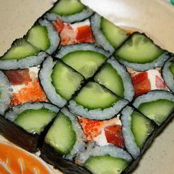 Рецепт Домашнего ролла Мозайка с лососем и огурцом