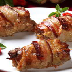 Рецепт Куриных роллов с черносливом в беконе