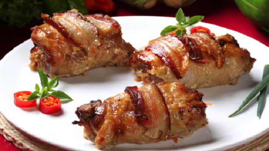 Рецепт куриных роллов с черносливом в беконе