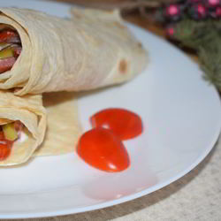 Рецепт Ролла с копчеными колбасками кабаноси