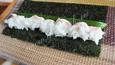 Рецепт ролла цветок с огурцом и лососевым маслом