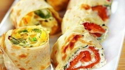 Рецепт Роллов из лаваша с красной рыбой и ветчиной