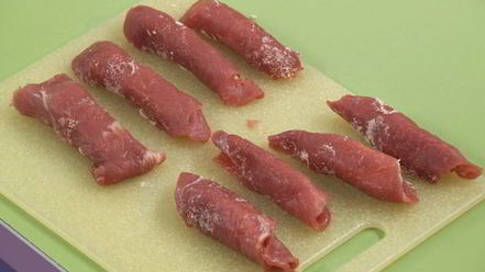 Рецепт роллов из свинины и рис в сырной корзиночке