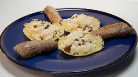 Рецепт роллов из свинины и рис в сырной корзиночке