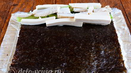 Рецепт роллов с огурцом, курицей и тофу