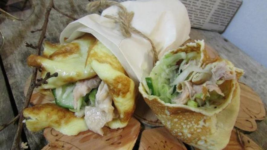 Рецепт роллов с яичных блинчиков с курицей и салатом