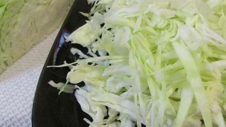 Рецепт роллов с яичных блинчиков с курицей и салатом