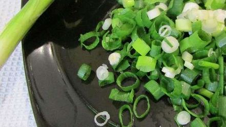 Рецепт роллов с яичных блинчиков с курицей и салатом