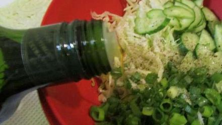 Рецепт роллов с яичных блинчиков с курицей и салатом