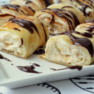 Рецепт Сладких роллов из рисовых блинчиков с бананово-творожным кремом и шоколадным соусом