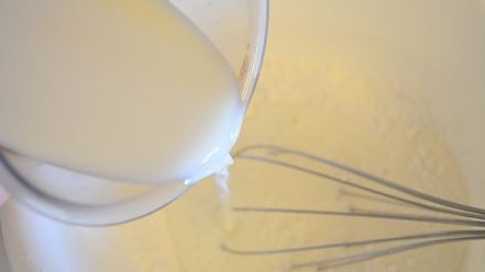 Рецепт сладких роллов из рисовых блинчиков с бананово-творожным кремом и шоколадным соусом