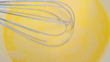 Рецепт сладких роллов из рисовых блинчиков с бананово-творожным кремом и шоколадным соусом