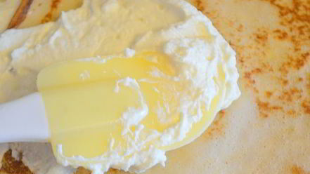 Рецепт сладких роллов из рисовых блинчиков с бананово-творожным кремом и шоколадным соусом