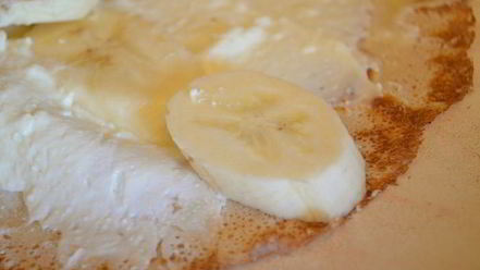 Рецепт сладких роллов из рисовых блинчиков с бананово-творожным кремом и шоколадным соусом