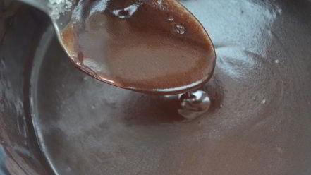 Рецепт сладких роллов из рисовых блинчиков с бананово-творожным кремом и шоколадным соусом