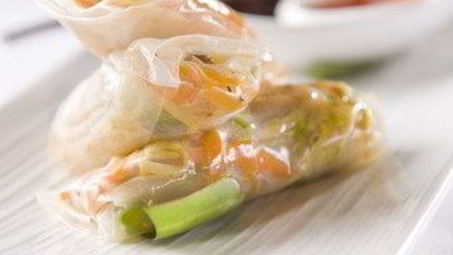 Рецепт спринга-роллов со спаржей, копченым лососем и авокадо