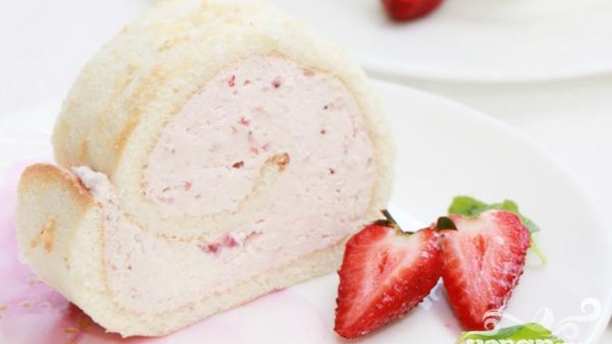 Рецепт бисквитного рулета с клубникой