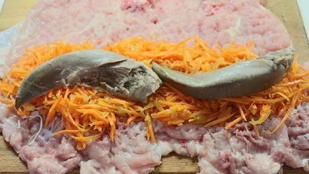 Рецепт куриного рулета с корейской морковью и языком