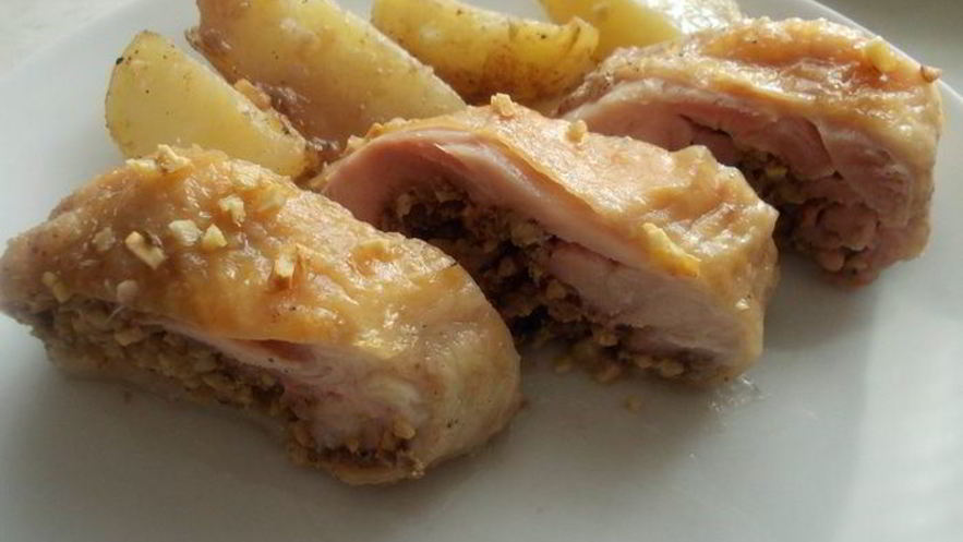 Рецепт куриного рулета с орехами и базиликом