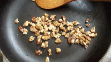 Рецепт куриного рулета с орехами и базиликом