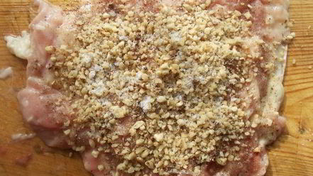 Рецепт куриного рулета с орехами и базиликом