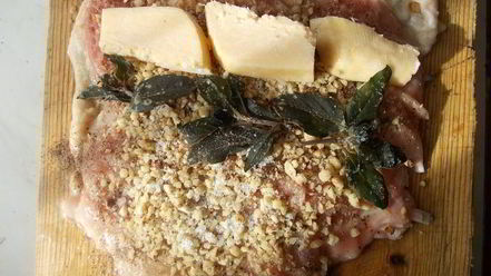 Рецепт куриного рулета с орехами и базиликом