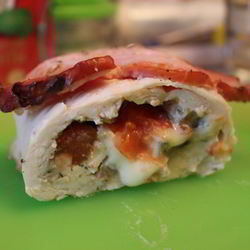 Рецепт Куриного рулета, запеченного пода карбонадом с мятой