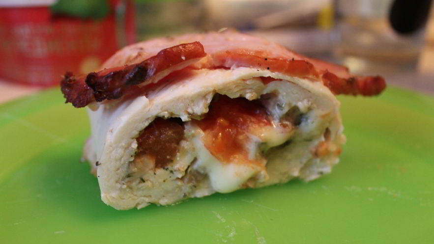 Рецепт куриного рулета, запеченного пода карбонадом с мятой