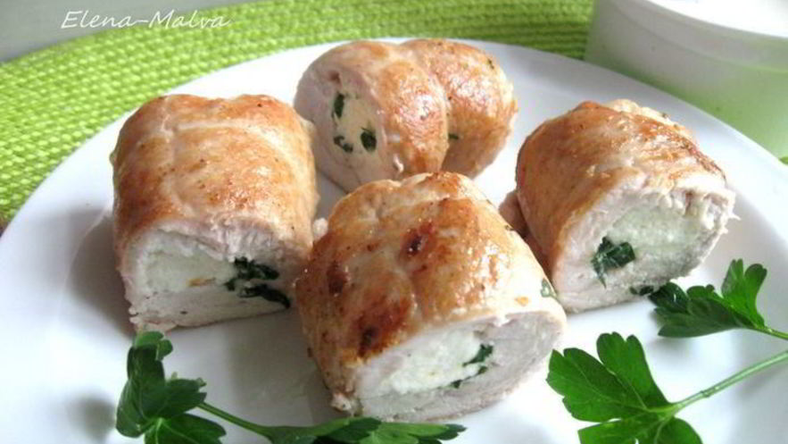 Рецепт куриных рулетиков с сырным соусом