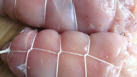 Рецепт куриных рулетиков с сырным соусом