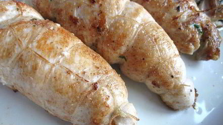 Рецепт куриных рулетиков с сырным соусом