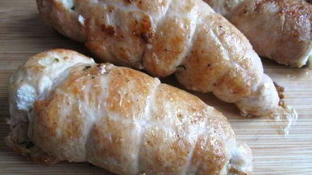 Рецепт куриных рулетиков с сырным соусом
