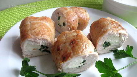 Рецепт куриных рулетиков с сырным соусом