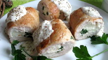 Рецепт куриных рулетиков с сырным соусом