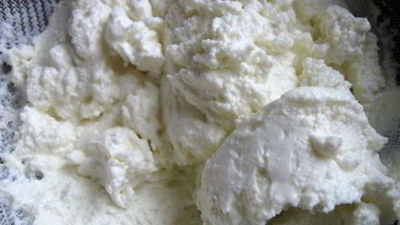 Рецепт куриных рулетиков с сырным соусом