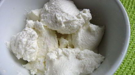 Рецепт куриных рулетиков с сырным соусом