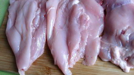 Рецепт куриных рулетиков с сырным соусом