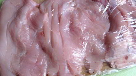 Рецепт куриных рулетиков с сырным соусом