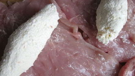 Рецепт куриных рулетиков с сырным соусом