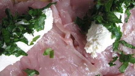 Рецепт куриных рулетиков с сырным соусом